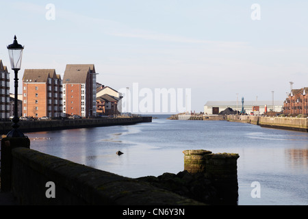 Moderne Apartments am Ufer des Flusses Ayr, Ayr, South Ayrshire, Schottland, Großbritannien Stockfoto