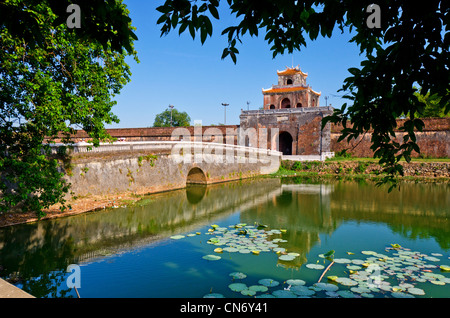 Kaiserstadt Hue Vietnam mit Graben und Wasser-Lilien Stockfoto