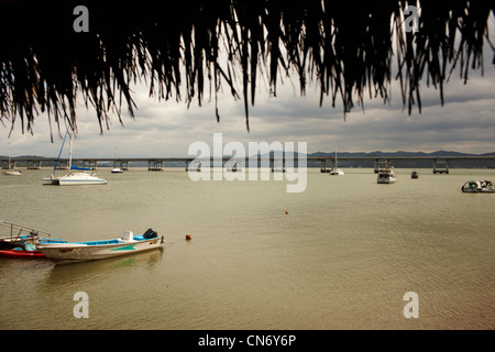 Brücke über das Meer, Boote, Katamaran, Ecuador Stockfoto