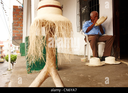 Altmeister sitzt auf der Veranda und einen Strohhut in Cuenca, Ecuador Stockfoto