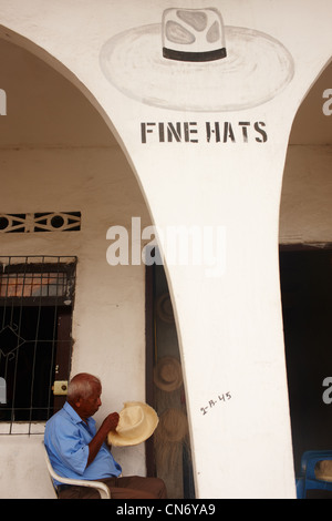 Altmeister sitzt auf der Veranda und einen Strohhut in Cuenca, Ecuador Stockfoto
