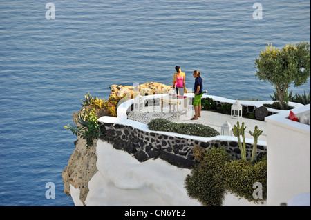 Griechenland Kykladen Inseln Santorini in das Dorf Oia-Terrasse mit Blick aufs Meer Stockfoto