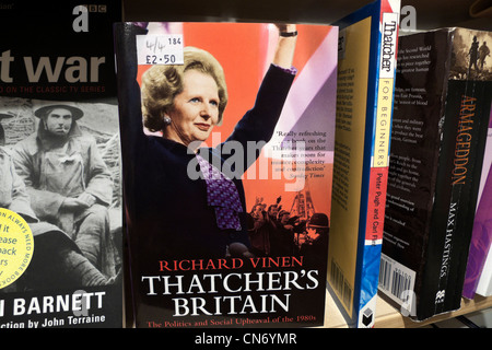 Thatchers Großbritannien Buch von Richard Vinen zum Verkauf auf einem Charity Shop Regal London England UK KATHY DEWITT Stockfoto