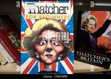 Margaret Thatcher PM 'Thatcher for Beginners' Buchcover und 'Thatcher's Britain' Bücher, die in einem Charity-Shop im Bücherregal Britain UK KATHY DEWITT VERKAUFT werden Stockfoto