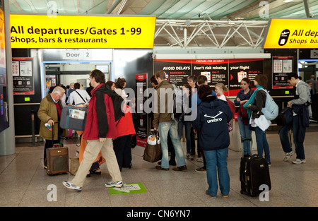 Fluggäste, die Sicherheitskontrolle auf Abfahrten, Stansted Flughafen Essex UK Stockfoto