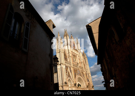 Eine Außenansicht des Doms bei Sonnenuntergang in Orvieto, Italien. Stockfoto