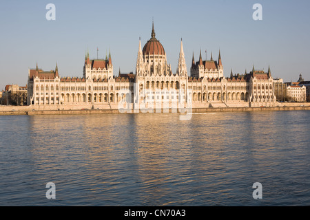 Fassade von der herrlichen ungarischen Parlamentsgebäude an der Donau. Stockfoto