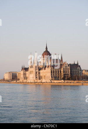 Fassade von der herrlichen ungarischen Parlamentsgebäude an der Donau. Stockfoto