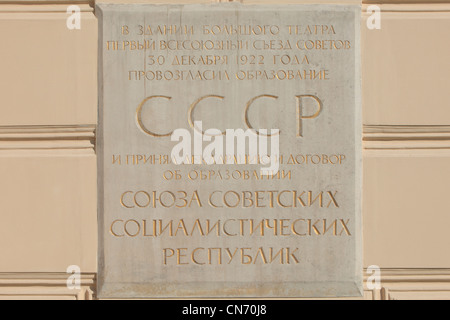 Eine Gedenktafel zur Erinnerung an die Gründung der UDSSR 1922 auf der Fassade des Bolschoi Theater in Moskau, Russland Stockfoto