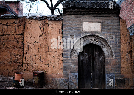 Eingang zum Innenhof eines alten Hauses in der Shaolin-Tempel-Dorf Stockfoto