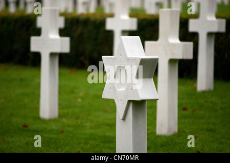 Der Davidstern und Kreuze am amerikanischen Friedhof in Madingley, Cambridgeshire. Stockfoto