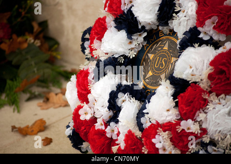 Kranz an der Wand der gefallenen am amerikanischen Friedhof, Madingley, 11. November 2011 gelegt. Stockfoto