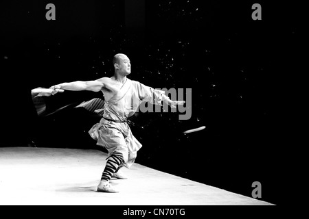 Ein Shaolin-Mönch mit der Peitsche geben eine Martial-Arts-Leistung für das Publikum Stockfoto