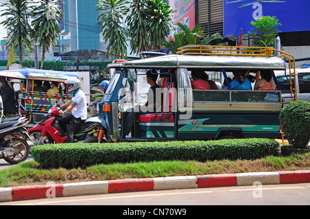 Tuk-Tuk taxis unterwegs, Avenue Lane Xang, Chanthabouoly Bezirk, Vientiane, Präfektur Vientiane, Laos Stockfoto