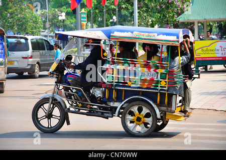 Tuk-Tuk-Taxi unterwegs, Avenue Lane Xang, Chanthabouoly Bezirk, Vientiane, Präfektur Vientiane, Laos Stockfoto