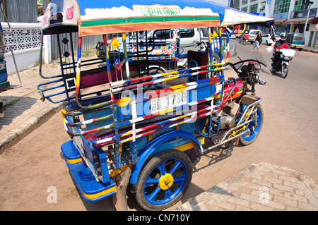 Tuk-Tuk-Taxi vor Talot Sao, Avenue Lane Xang, Chanthabouoly Bezirk, Vientiane, Präfektur Vientiane, Laos Stockfoto