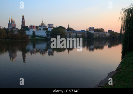 Panoramablick auf das Nowodewitschi-Kloster in der Abenddämmerung in Moskau, Russland Stockfoto