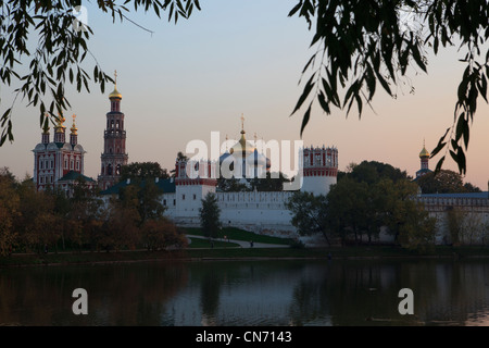 Panoramablick auf das 16. Jahrhundert Nowodewitschi Kloster in der Dämmerung in Moskau, Russland Stockfoto