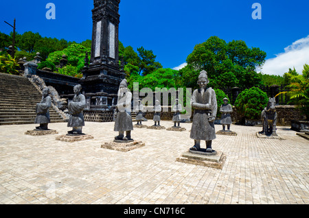 Reihen von Mandarin Statuen bewachen das verwitterte Grab von Kaiser Khai Dinh, Hue, Vietnam, Asien Stockfoto