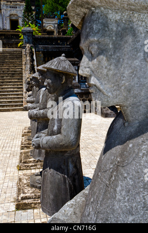 Reihen von Mandarin Statuen bewachen das verwitterte Grab von Kaiser Khai Dinh, Hue, Vietnam, Asien Stockfoto