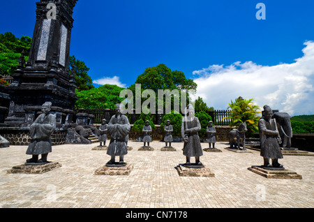 Reihen von Mandarin Statuen bewachen das verwitterte Grab von Kaiser Khai Dinh, Hue, Vietnam, Asien Stockfoto