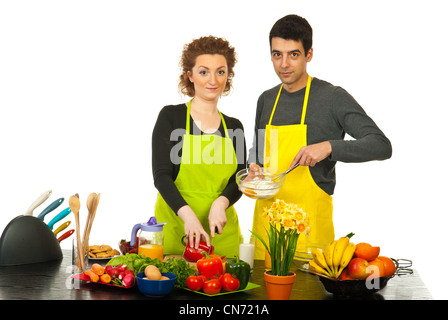 Paar Vorbereitung Abendessen zusammen in ihrer Küche vor weißem Hintergrund Stockfoto