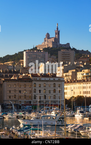 Basilika Notre-Dame De La Garde, Marseille, Frankreich. Blick vom historischen Hafen "alten Hafen" am Morgen. Stockfoto