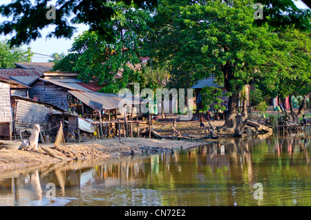 Zinn Gehäuse am Flussufer in Siem Reap, Kambodscha Stockfoto