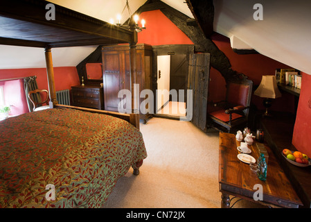 UK, Cumbria, Lake District, Coniston, Yew Tree Farm, Innenraum, historische Schlafzimmer umgewandelt, en-suite Gästezimmer Stockfoto