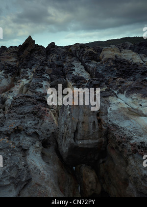 Boulder eingekeilt in Sandstein Gletscherspalte, Booderee Nationalpark, New South Wales Australien Stockfoto