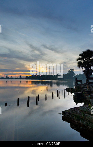 Sonnenaufgang von Srah Srang Tempel über Graben, Ankor Wat, Kambodscha Stockfoto