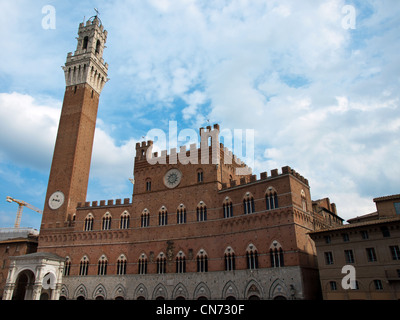 Turm auf der Piazza in Siena Stockfoto