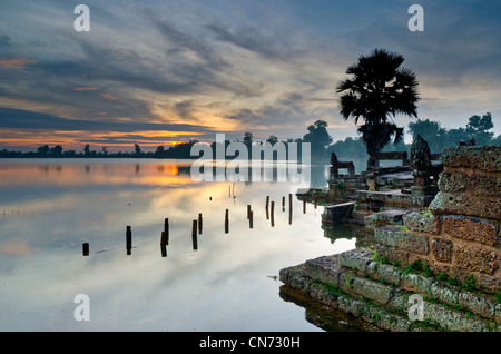 Sonnenaufgang von Srah Srang Tempel über Graben, Ankor Wat, Kambodscha Stockfoto