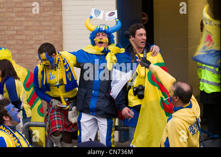 Rugby-Fans in Vicarage road Stockfoto