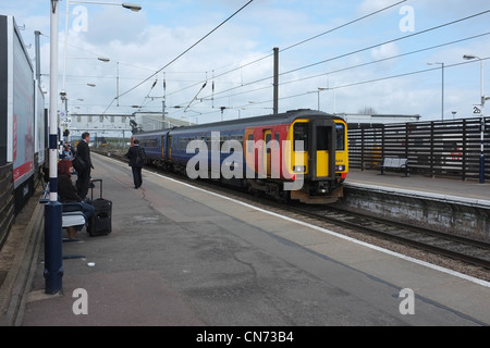 East Midlands 158-Klasse Diesel-Zug im Bahnhof Peterborough Stockfoto