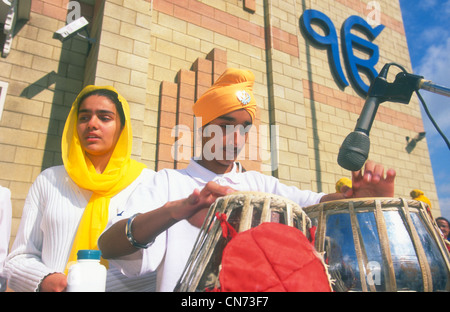 Sikh Musiker versammelten Gurdwara oder Tempel für das Festival der Vaisakhi, Sri Guru Singh Sabha, Hounslow, Middlesex, Großbritannien. Stockfoto