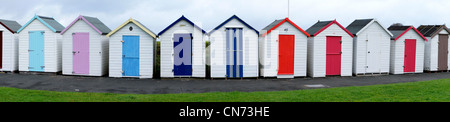 Panorama der Strandhütten an Broadsands in der Nähe von Paignton, Devon, England. Stockfoto