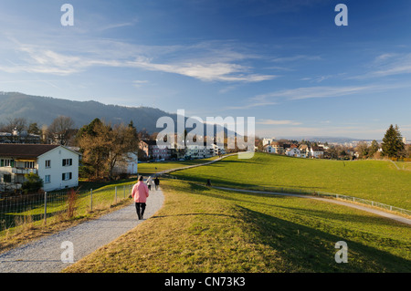 Ein Pfad in den Hügeln der Region Zürich, wo Menschen nutzen zu wandern. Stockfoto