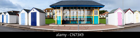 Panorama der Zuflucht und Strandhütten auf der Promenade an der englischen Riviera Resort von Paignton in Devon, England. Stockfoto