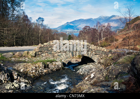 Packesel Ashness Brücke, eine Brücke, in der Nähe von Keswick, Lake District, Cumbria, England, UK. Stockfoto