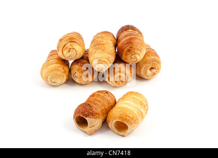 Kleine Gruppe von leeren italienischen Gebäck, Cannoli, auf weißem Hintergrund Stockfoto