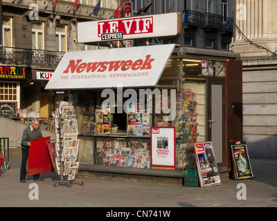 Kiosk verkaufen internationale Zeitungen und Zeitschriften in Brüssel, Belgien Stockfoto