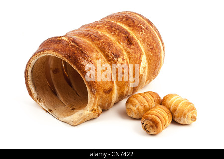 Drei leere typisch italienische Cannoli Gebäck und ein großer auf weißem Hintergrund Stockfoto