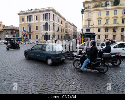 Viele Autos und Roller warten auf eine Ampel in Rom Italien chaotischen belebten Piazza Ponte Umberto ich Stockfoto