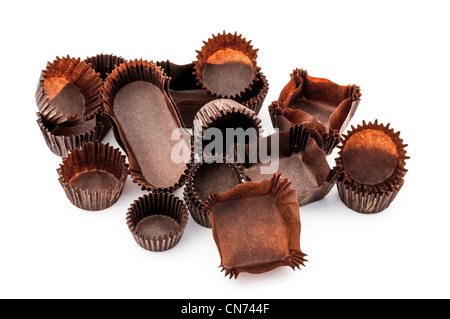 Schokolade braun gemischte Bäckerei Tassen auf weißem Hintergrund Stockfoto