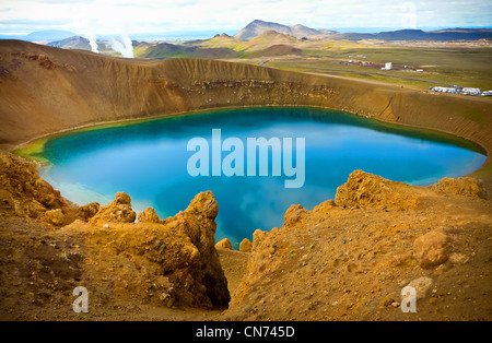 Blauer Himmel Vulkansee in ländlichen Island Stockfoto