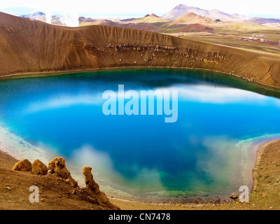 Blue Crystal Lake mit Wolken reflektiert im Inneren Stockfoto