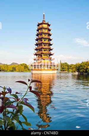 Eines der Twin-Pagode spiegelt sich in den See in Guilin, China Stockfoto