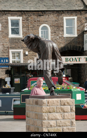 1 mann an der Bronzestatue von cricketer Fred (Freddie) Trueman (Rückseite des schnellen Bower in Aktion) - Skipton, North Yorkshire, England, UK. Stockfoto