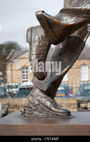 Close-up Detail der Bronzestatue von cricketer Fred (Freddie) Trueman (Füße & Beine von schnellen Bower in Aktion) - Skipton, North Yorkshire, England, Großbritannien Stockfoto